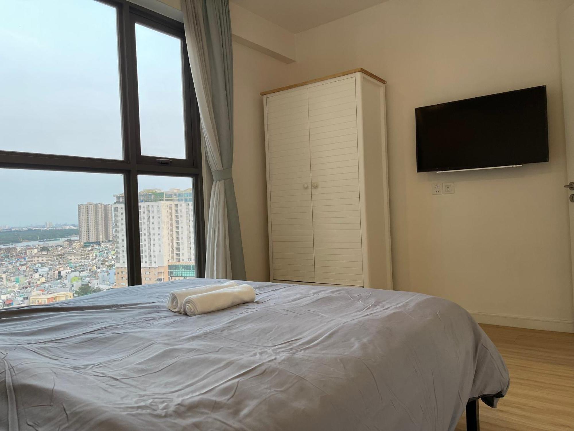 Luxurious 2-bedroom District 4 Căn hộ *