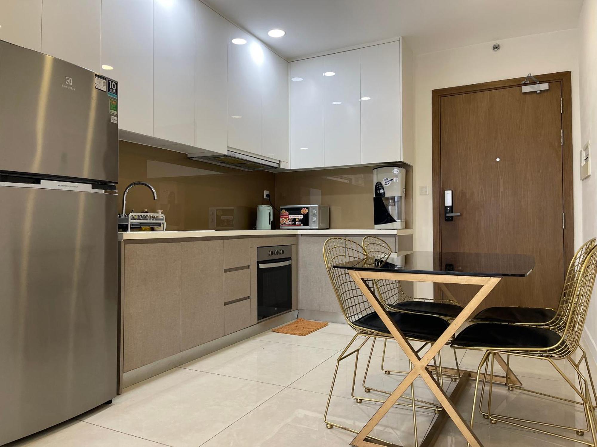 Căn hộ Luxurious 2-bedroom District 4 *