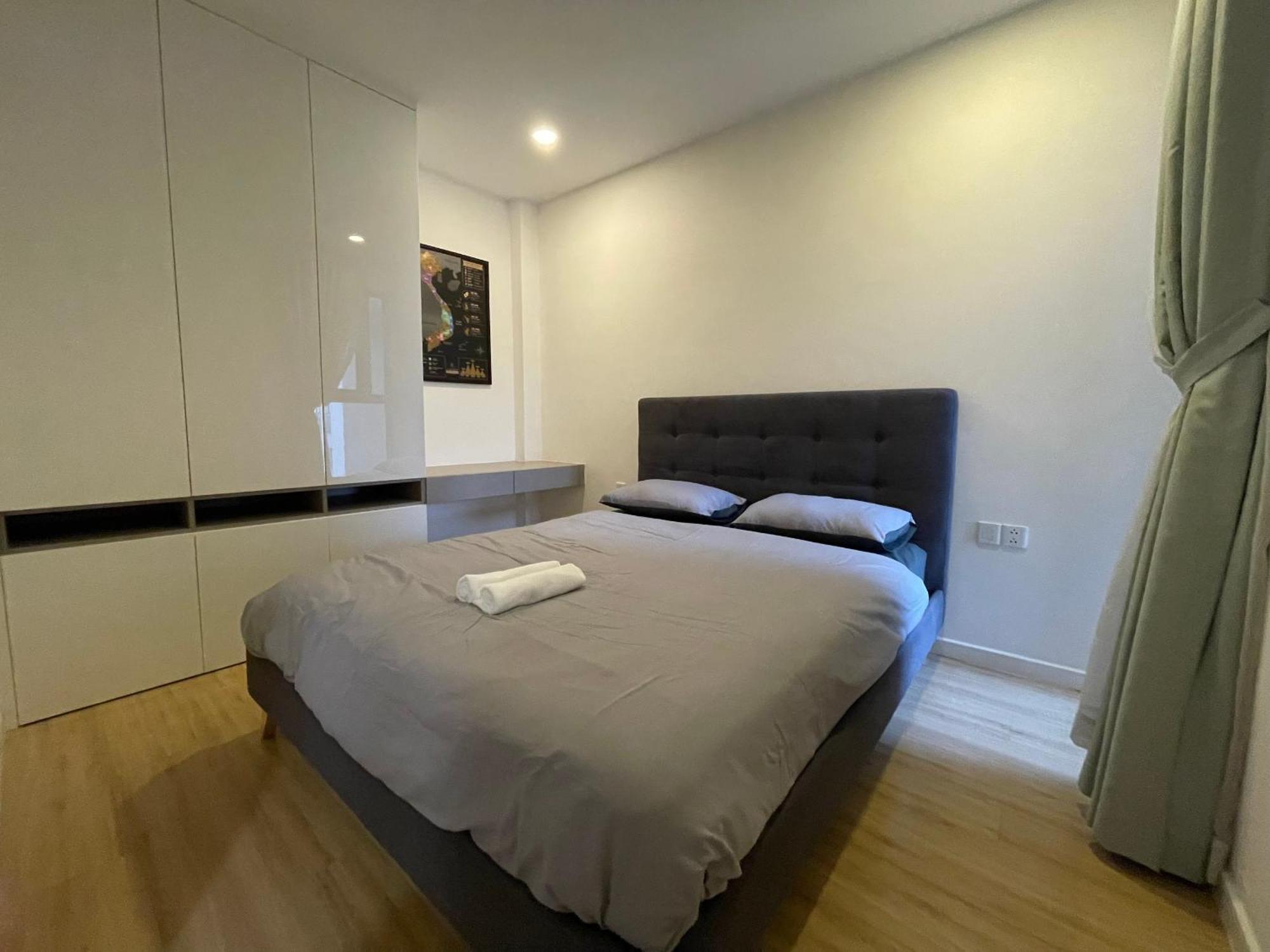 Luxurious 2-bedroom District 4 Căn hộ